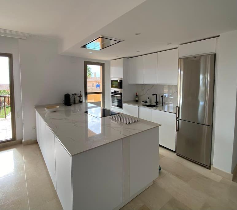 Elegant Apartment, Stunning Views, Fully Renovated In La Hacienda Del Senorio De Cifuentes Apartment Estepona